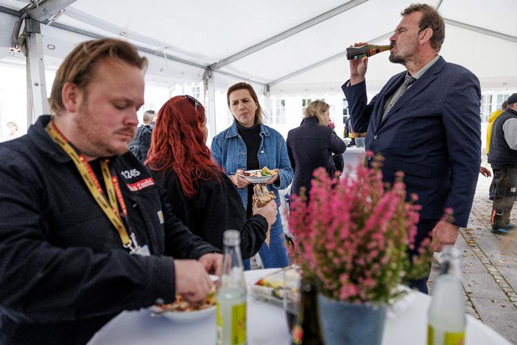 Statsminister Mette Frederiksen (S) inviterede 30 hjemløse på besøg på Marienborg før Folketingets åbning. Halvanden måned senere har et bredt flertal i Folketinget afsat 850 millioner til socialområdet for blandt andet at give hjemløse bedre hjælp. Foto: Jacob Ehrbahn