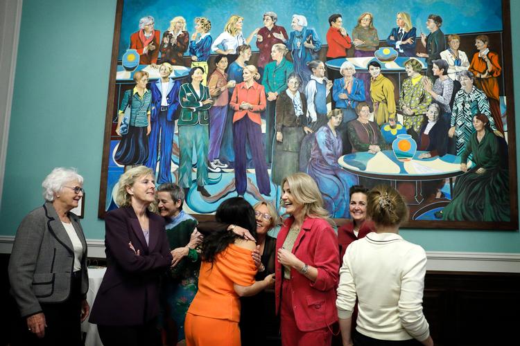 Flere af de nulevende politikere på billedkunstner Mie Mørkebergs portræt af 30 kvinder med betydning for dansk politik var til stede ved den sammenkomst i samtaleværelset på Christiansborg, hvor værket blev præsenteret. Tidligere justitsminister Lene Espersen (K) var den eneste jyske repræsentant. Hun får her et trøstende knus af den tidligere mf’er Özlem Cekic (SF). Foto: Jens Dresling