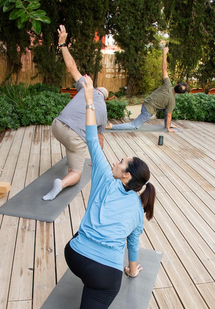 Morgenyoga under åben himmel giver kroppen en god start på dagen. Foto: Hanne Olsen