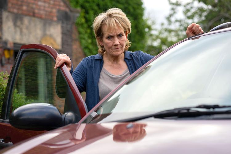 Lorraine Ashbourne er fremragende som lederen af en kriminel familie. Skræmmende god faktisk. Foto: BBC