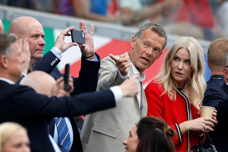 Under EM i fodbold i sommer overværede Helle Thorning-Schmidt Danmarks kamp mod England i selskab med DBU-direktør Erik Brøgger Rasmussen og folketingsformand Søren Gade. Foto: Jens Dresling