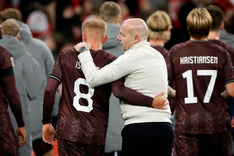 Danmark havde det i perioder rigtig svært mod Spanien. Men Gustav Isaksen fik gjort det spændende til sidst med reduceringen til resultatet 2-1.  Foto: Jens Dresling