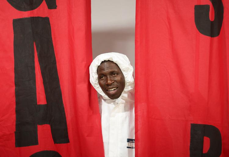 Aktivister protesterede fredag på topmødet mod fossil energi. Flere toppolitikere som FN's tidligere generalsekretær Ban Ki-Moon har i et åbent brev foreslået, at det må være slut med at holde klimatopmøder i olielande som Aserbajdsjan.    Foto: Murad Sezer/Ritzau Scanpix