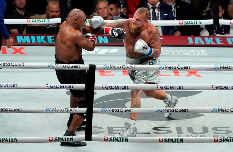 I tredje runde kom Tyson aggressivt ud, men blev også hurtigt mødt af flere slag fra Paul. Slagene så ud til at ryste Tyson en smule, og Paul overtog kontrollen over ringmidten. Foto: Timothy A. Clary/Ritzau Scanpix