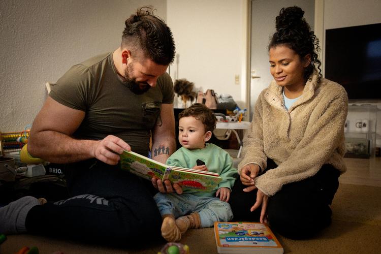 Carolayne er fra Brasilien, men har været her, siden hun var 12 år, og har sin mor og sine søskende i Danmark. Milan er fra Serbien og har været her i snart seks år. Nu skal han udvises til Serbien. Han har fast arbejde og tjener omkring en halv million om året.  Foto: Mads Nissen