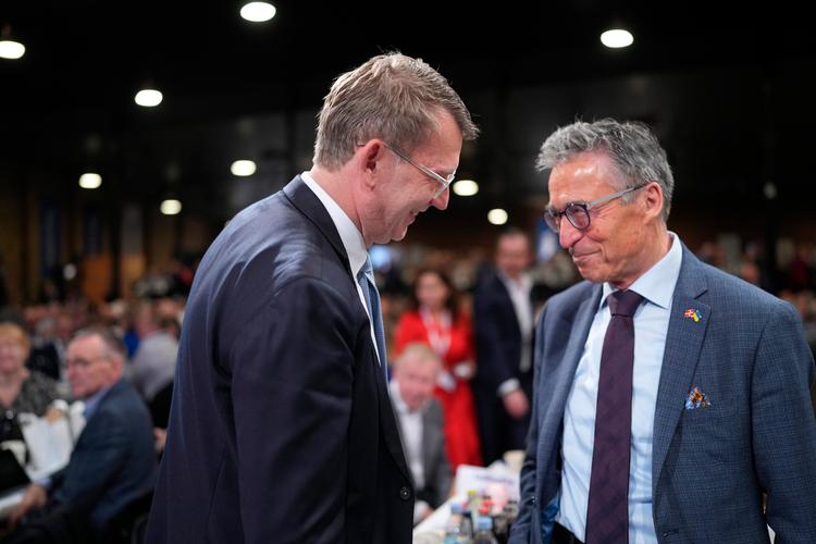 Venstres formand, Troels Lund Poulsen, fik store smil og en tommelfinger opad af sin forgænger Anders Fogh Rasmussen under Venstres landsmøde i Herning. Foto: Claus Fisker/Ritzau Scanpix