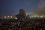 Røgskyer over de sydlige forstader til Beirut efter israelske angreb lørdag aften. Foto: Thaier Al-sudani/Ritzau Scanpix