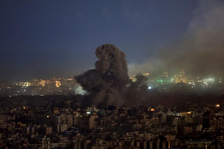 Røgskyer over de sydlige forstader til Beirut efter israelske angreb lørdag aften. Foto: Thaier Al-sudani/Ritzau Scanpix