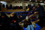 Ukrainere søger ly i metroen i Kyiv.  Foto: Alina Smutko/Ritzau Scanpix