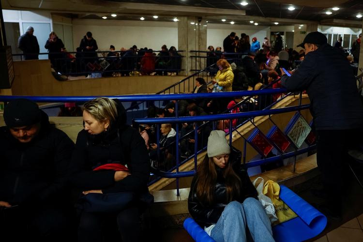 Ukrainere søger ly i metroen i Kyiv.  Foto: Alina Smutko/Ritzau Scanpix