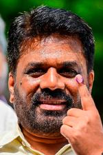 Med en marxistisk baggrund har Sri Lankas nye politiske stjerne i årevis fristet en tilværelse langt fra reel indflydelse. I 2019 fik han tre procent af stemmerne ved præsidentvalget. I dag er han præsident med et kæmpeflertal i landets parlament bag sig.
 Foto: Ishara S. Kodikara/Ritzau Scanpix