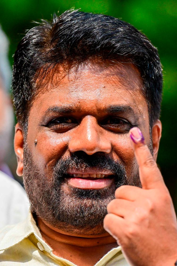 Med en marxistisk baggrund har Sri Lankas nye politiske stjerne i årevis fristet en tilværelse langt fra reel indflydelse. I 2019 fik han tre procent af stemmerne ved præsidentvalget. I dag er han præsident med et kæmpeflertal i landets parlament bag sig.
 Foto: Ishara S. Kodikara/Ritzau Scanpix