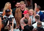     TOPSHOT - Dutch speed skater Jutta Leerdam (L), Logan Paul, Pam Stepnick (Paul's mother) join US YouTuber/boxer Jake Paul (C) as he celebrates winning the heavyweight boxing bout against US retired pro-boxer Mike Tyson at The Pavilion at AT&amp;T Stadium in Arlington, Texas, November 15, 2024. (Photo by TIMOTHY A. CLARY / AFP)   Foto: Timothy A. Clary/Ritzau Scanpix