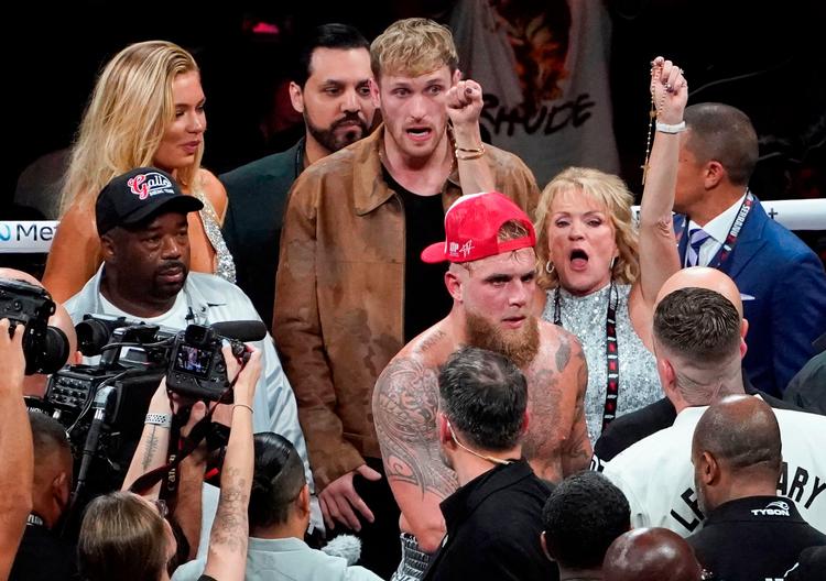     TOPSHOT - Dutch speed skater Jutta Leerdam (L), Logan Paul, Pam Stepnick (Paul's mother) join US YouTuber/boxer Jake Paul (C) as he celebrates winning the heavyweight boxing bout against US retired pro-boxer Mike Tyson at The Pavilion at AT&amp;T Stadium in Arlington, Texas, November 15, 2024. (Photo by TIMOTHY A. CLARY / AFP)   Foto: Timothy A. Clary/Ritzau Scanpix