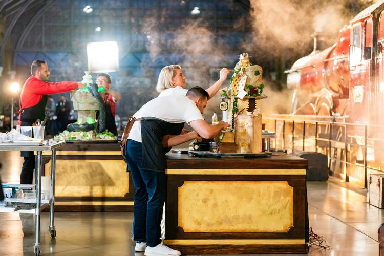 Tænk ’Den store bagedyst’ tilsat rigelige skefulde Harry Potter, og så har du den nye bagekonkurrence, som netop nu kan ses på Max.   Foto: Warner Bros. Discovery.