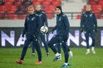 Christian Eriksen og Gustav Isaksen træner med landsholdet på Dubocica Stadion i byen Leskovac i Serbien. Mandag spiller Danmark en vigtig kamp mod serberne i koldt vejr. Foto: Bo Amstrup/Ritzau Scanpix