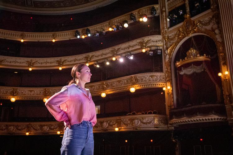 Det er en erfaren balletdanser, men en uerfaren leder, der nu skal overtage styringen og forsøge at få ro på Den Kongelige Ballet efter flere års tumult. Amy Watson dansede i kompagniet i 21 år, før hun overgik til at være instruktør på fuld tid i 2021.  Foto: Miriam Dalsgaard
