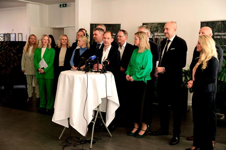 Der var ikke færre end 16 politikere til stede i det nye Ministeriet for Grøn Trepart, da den politiske aftale skulle præsenteres.  Foto: Cecilie Rolvung