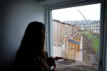 Rækkehusene i Tingbjerg har hver en lille terrasse, der åbner sig mod det fælles haveareal. Det er ikke tilladt at plante hæk foran terrasserne.   Foto: Jens Dresling