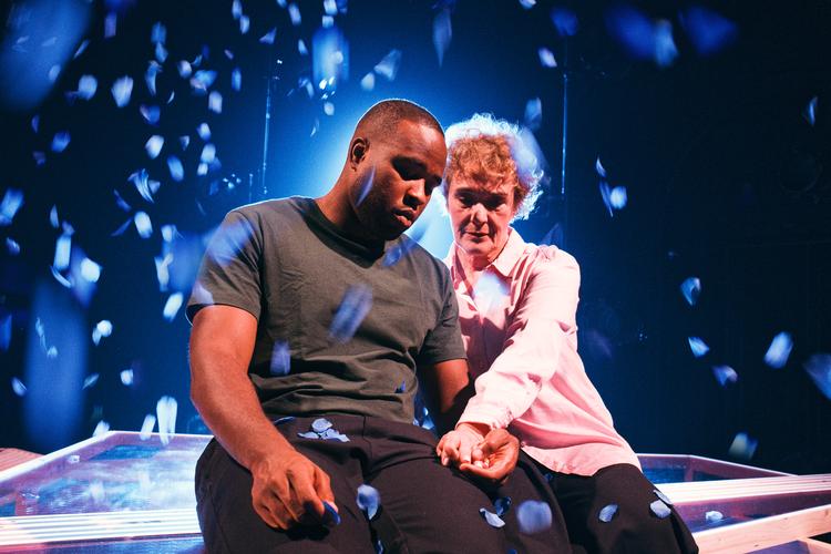 Der er fine, stille øjeblikke mellem Christopher Nallo og Tammi Øst som Noa og Nana uanset forholdets bølgen op og ned fra brud til brud.  Foto: Rumle Skafte