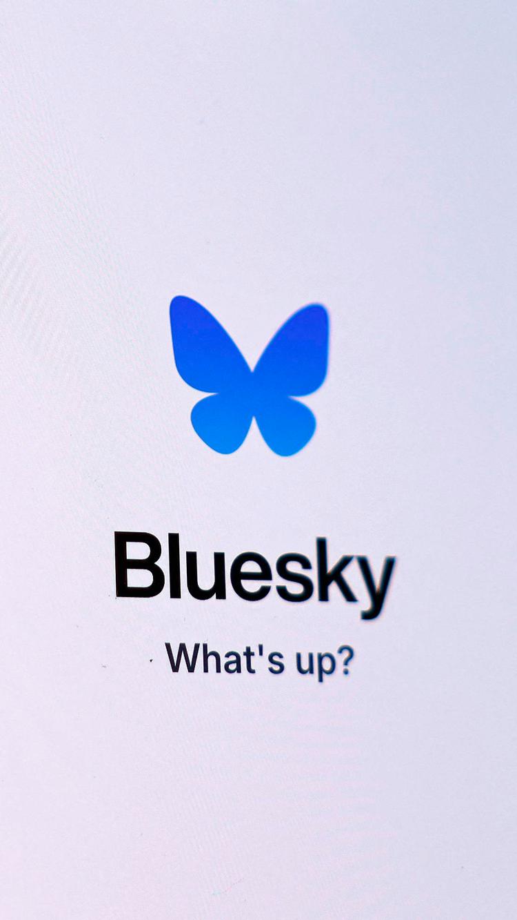 Det sociale medie BlueSky er i øjeblikket en af de mest downloadede apps i flere lande, herunder Danmark. På en enkelt uge er antallet af brugere steget fra 15 til 20 millioner. Foto: Mario Tama/Ritzau Scanpix