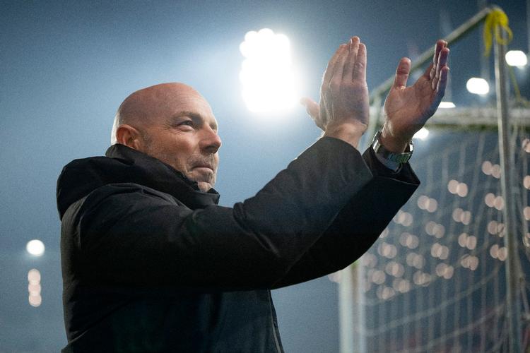 Danmarks nye landstræner Brian Riemer hilser på fansene før Nations League-kampen mod Serbien. Foto: Bo Amstrup/Ritzau Scanpix