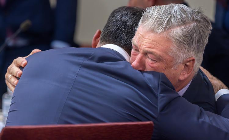 En dommer har frafaldet tiltalerne mod skuespilleren Alec Baldwin. Men familien til filmfotografen Halyna Hutchins vil nu anlægge et civilt søgsmål.  Foto: Luis Sánchez Saturno/Ritzau Scanpix