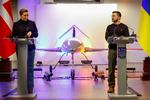 Statsminister Mette Frederiksen og præsident Zelenskyj mødtes foran en topmoderne ukrainskfremstillet drone. Danmark har i dag omlagt størstedelen af den militære støtte til Ukraine, så danske støttekroner går til landets egen våbenproduktion.   Foto: Alina Smutko/Ritzau Scanpix