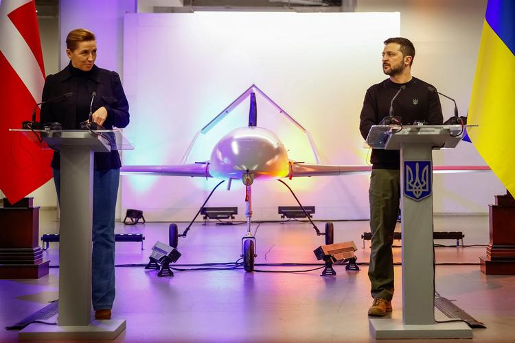 Statsminister Mette Frederiksen og præsident Zelenskyj mødtes foran en topmoderne ukrainskfremstillet drone. Danmark har i dag omlagt størstedelen af den militære støtte til Ukraine, så danske støttekroner går til landets egen våbenproduktion.   Foto: Alina Smutko/Ritzau Scanpix