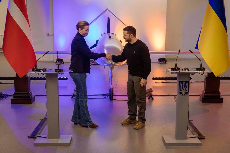Ingen behøvede være i tvivl om, at Danmark er en del af den såkaldte dronekoalition, da statsminister Mette Frederiksen tirsdag besøgte Ukraines præsident, Volodymyr Zelenskyj.  Foto: Roman Pilipey/Ritzau Scanpix