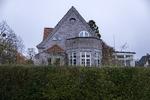 Huset i Karensgade er malet lilla og har den laveste bevaringsværdi i området. Beboerne ønsker at rive det ned og bygge et nyt for at få mere plads til deres store familie Foto: Cecilie Rolvung