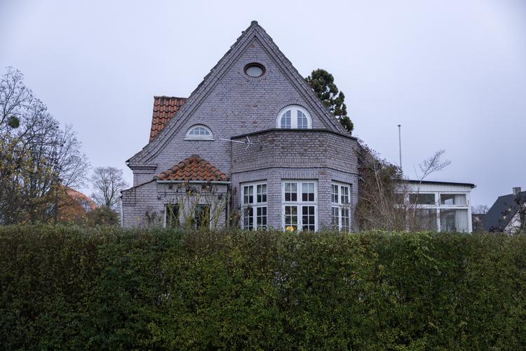 Huset i Karensgade er malet lilla og har den laveste bevaringsværdi i området. Beboerne ønsker at rive det ned og bygge et nyt for at få mere plads til deres store familie Foto: Cecilie Rolvung