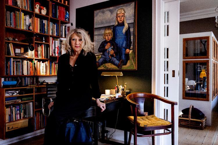 »Åh Gud, øh, puh, hvad er jeg god til? Tidligere var jeg meget selvudslettende, men efter mange år er jeg begyndt at anerkende, at jeg kan noget som skuespiller og dramatiker«, siger Rikke Wölck.    Foto: Finn Frandsen