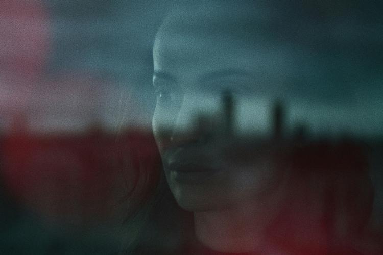 Amira Smajic var hovedperson i TV 2’s dokumentarserie ’Den sorte svane’, som rystede hele Danmark. Men der er endnu større svindelsager, som danske medier burde stå i kø for at dække.  Foto: TV 2 Danmark