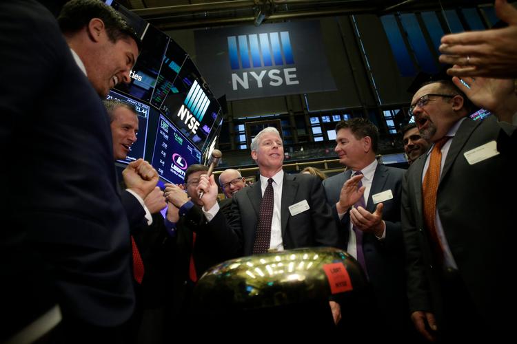 Direktør for Liberty Energy, Chris Wright (i midten), skal være energiminister i USA. Her er han ved en tidligere lejlighed på Wall Streets børs i New York.  Arkivfoto: John Angelillo/upi/shutterstock