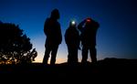 Jagten på ufoer har fascineret mange mennesker gennem tiden. Her holder tre drenge i Arizona udkig efter usædvanlige objekter på nattehimlen.   Foto: Mike Blake/Ritzau Scanpix