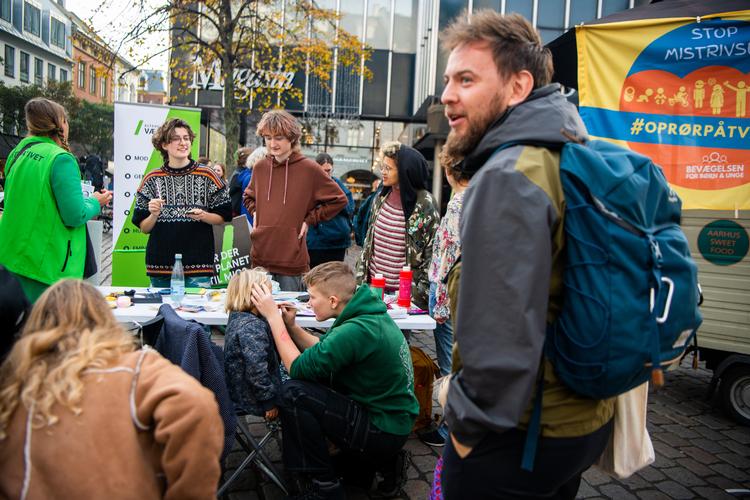 Forældreorganisationer langer ud efter planen om at skære 110 mio. kr. årligt på børn og unge. Fredag eftermiddag fandt en demonstration for at stoppe mistrivsel i daginstitutioner og skolen sted på Lille Torv i Århus centrum. Blandt andet forældre, børn, bedsteforældre, partier, lærere, psykologer og foreninger mødte op for at vise deres støtte og bekymringer. Foto: Stine Schjøtler Foto: Stine Schjøtler