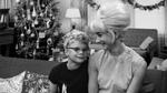 Jul og barndom i slutningen af 1960'erne.  Sonja sammen med mor. 'Sonjas jul' kan du gense 6. december på DR. Foto: DR