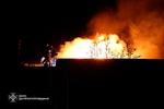 Brandfolk forsøger at nedkæmpe flammerne efter angrebet i storbyen Dnipro, hvor russerne efter sigende har brugt det langtrækkende R-26-missil. Foto: Handout/Ritzau Scanpix