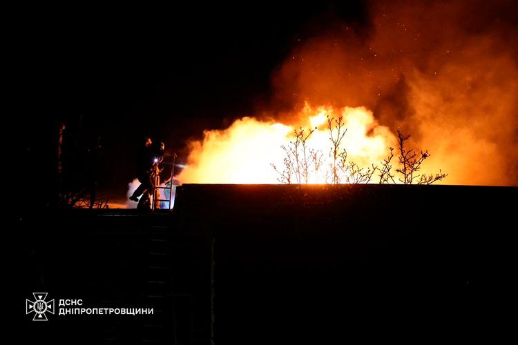 Brandfolk forsøger at nedkæmpe flammerne efter angrebet i storbyen Dnipro, hvor russerne efter sigende har brugt det langtrækkende R-26-missil. Foto: Handout/Ritzau Scanpix