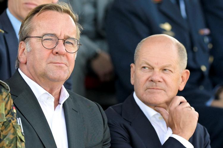 Olaf Scholz er lige nu en upopulær kanslerkandidat i den tyske befolkning, der til gengæld er begejstrede for hans partifælle Boris Pistorius (tv.). Det kan koste Scholz formandsposten i SPD.  Foto: Fabian Bimmer/Ritzau Scanpix