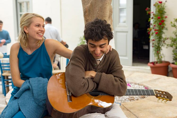 Hun tror, han kan det hele, synge digte og har tjek på det hele. Men der er mørkt og rodet i hans hoved, siger han selv. Marianne og Leonard finder dog en slags melodi i det græske øhav i begyndelsen af 1960'erne. Foto: NRK Foto: DR