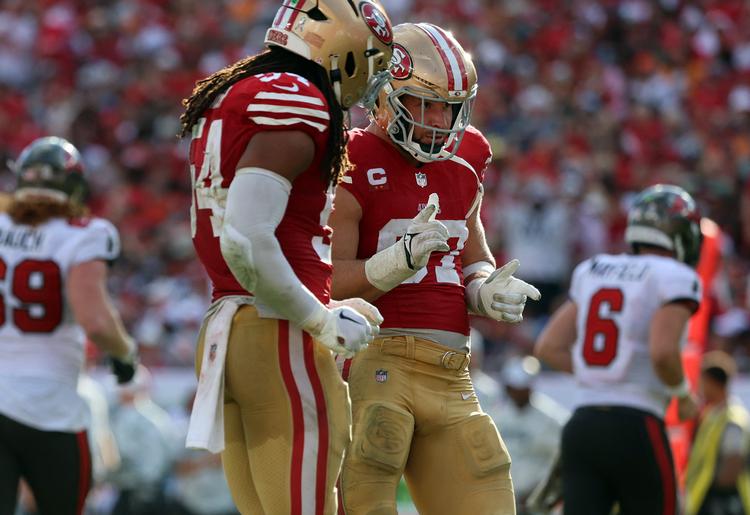 San Francisco 49ers-stjernen Nick Bosa (th.) var den første NFL-spiller til at bruge 'The Trump Dance' i en jubelscene. Siden har flere spillere fulgt trop. Foto: Kim Klement Neitzel/Ritzau Scanpix