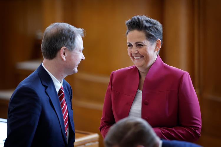 Finansminister Nicolai Wammen (S) og SFs formand Pia Olsen Dyhr (F) kan igen finde smilene frem efter at have landet en finanslovsaftale, som radikale også er med i. Foto: Jens Dresling