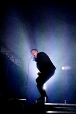 Normalt er Sebastian Wolff i front for det danske rockband Kellermensch. Her er han fanget under en koncert på Heartland Festival i sommer. Foto: Thomas Borberg