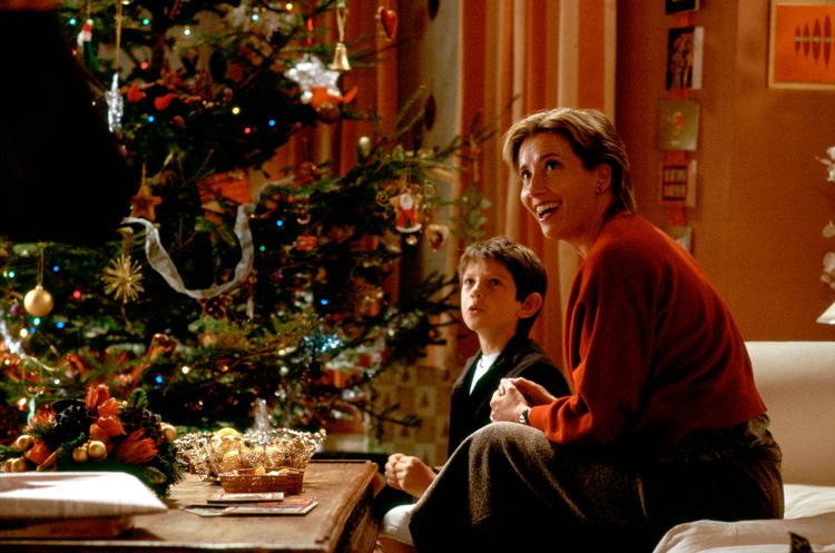 For mange er filmen ’Love Actually’ en fast juletradition. I filmen bliver Emma Thompson utrolig skuffet over den gave, som hendes mand giver hende. For hun har set ham købe en halskæde. Men det er ikke det, der er i pakken. Foto: William Wadham Foto: Universal Studios / Mountain, Pe/Ritzau Scanpix