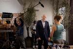 Kulturminister Jakob Engel-Schmidt (M) under optagelser til Netflix-filmen ’Bytte bytte barn’, hvor han spiller en birolle. En produktionsrabat skal være med til at sikre, at flere udenlandske selskaber optager film og serier i Danmark, siger ministeren. Foto: Mads Nissen