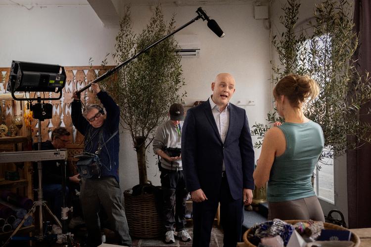 Kulturminister Jakob Engel-Schmidt (M) under optagelser til Netflix-filmen ’Bytte bytte barn’, hvor han spiller en birolle. En produktionsrabat skal være med til at sikre, at flere udenlandske selskaber optager film og serier i Danmark, siger ministeren. Foto: Mads Nissen