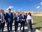 Justitsminister Peter Hummelgaard (S) besøgte i september Gjilan Fængsel. I baggrunden ses et af de nuværende skydetårne, som der dog ikke bliver brug for, når Danmark overtager fængselspladserne, forsikrede han. 