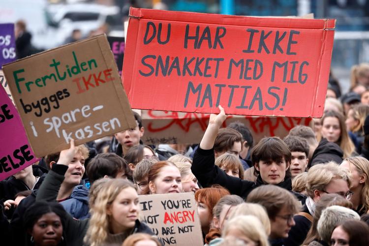 Danske Gymnasieelevers Sammenslutning har strejket og demonstreret mod for regeringens forslag om besparelser på undervisningen i gymnasiet. Spareforslagene er fjernet fra finansloven, som blev præsenteret fredag. Foto: Jens Dresling